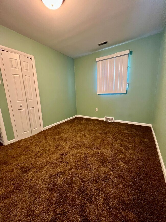 Building Photo - 3-Bedroom Single Family Home in Bristol! A...