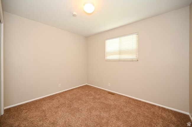 Building Photo - 916 Vics Rd