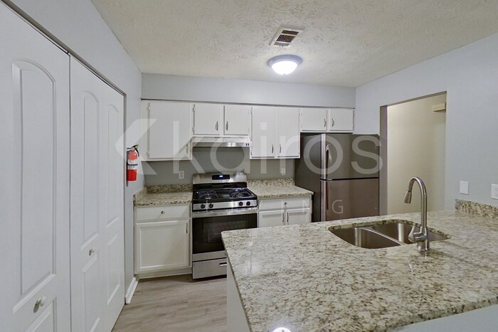 Building Photo - 8959 Ashwood Dr