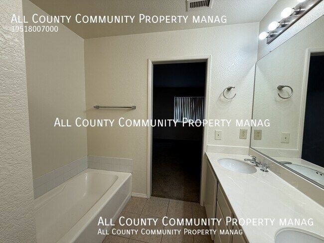 Building Photo - 2277 Oak Ave