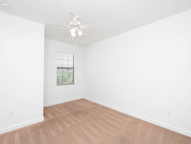 Building Photo - Newer-construction townhome in the highly desirable Lorraine Lakes