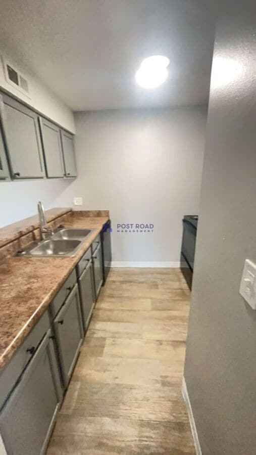 Building Photo - 515 W 27th St S