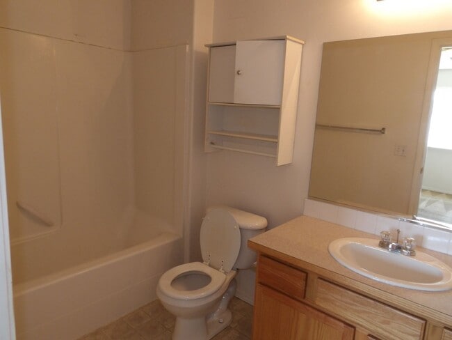 Building Photo - Home in the Landings!