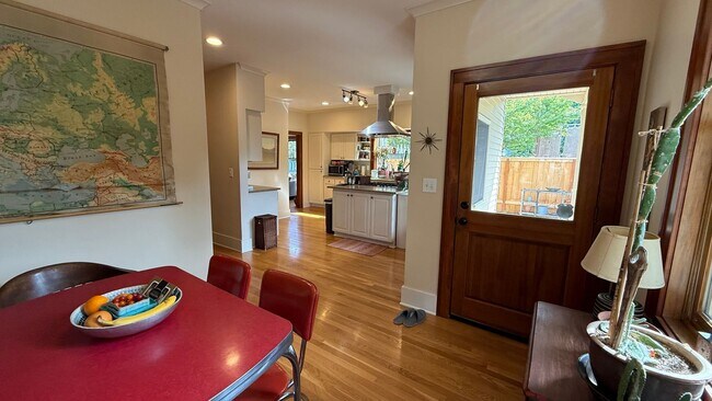 Building Photo - Beautiful Fully Furnished Home in Close-In...