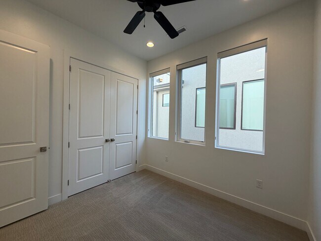 Building Photo - SPACIOUS PATIO HOME FOR RENT!