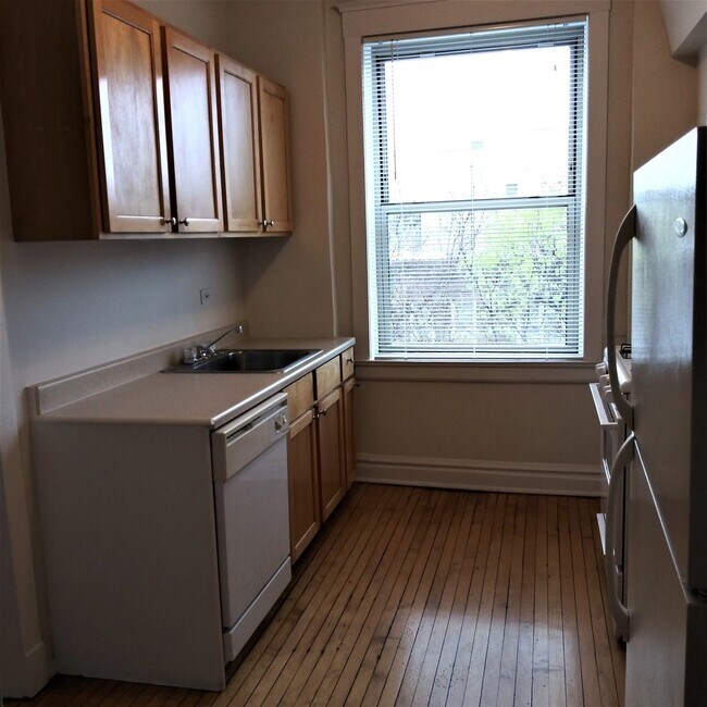 Building Photo - 3800 N Wilton Ave