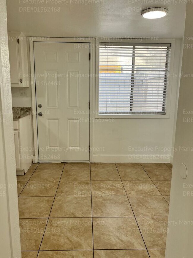 Building Photo - 2-bedroom/ 1.5- bathroom townhome. *Move I...