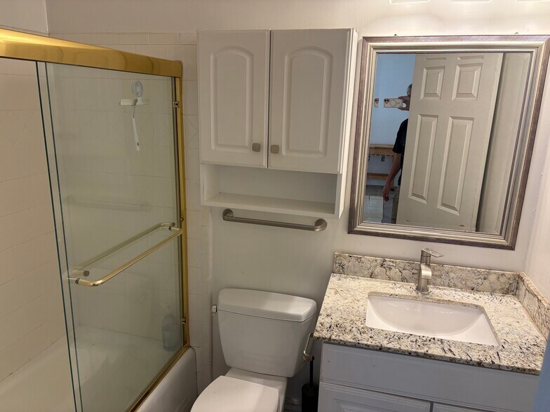full bath - 131 Laurel Pl
