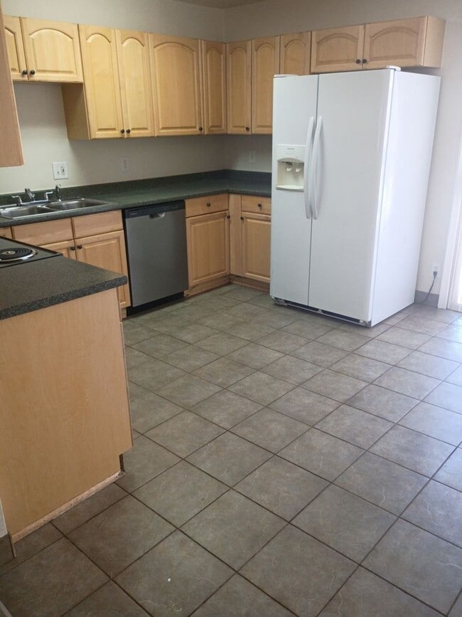 Building Photo - 3225 Lucerne Way