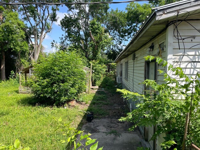 Building Photo - 616 Benson St