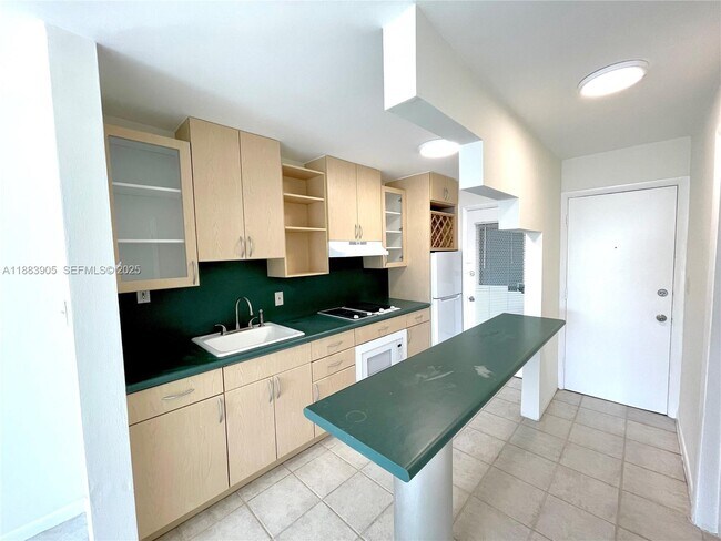 Building Photo - 1100 NE 11th St