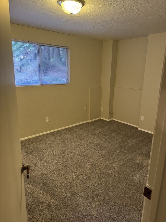 Building Photo - Beautiful 5 Bed 2 & 3/4 Bath home in Tacoma