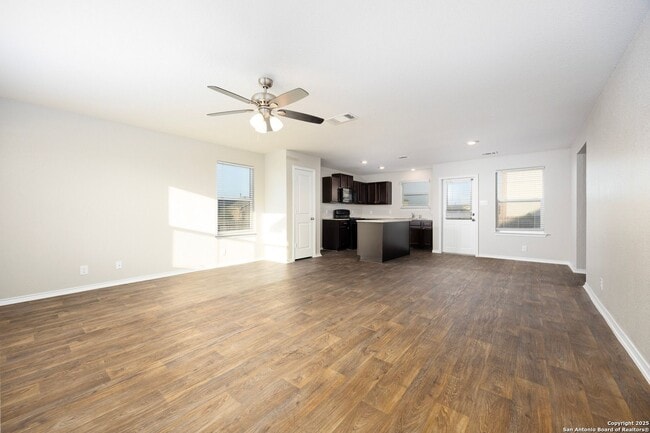 Building Photo - Move in Ready 3 Bedroom Two-story Home