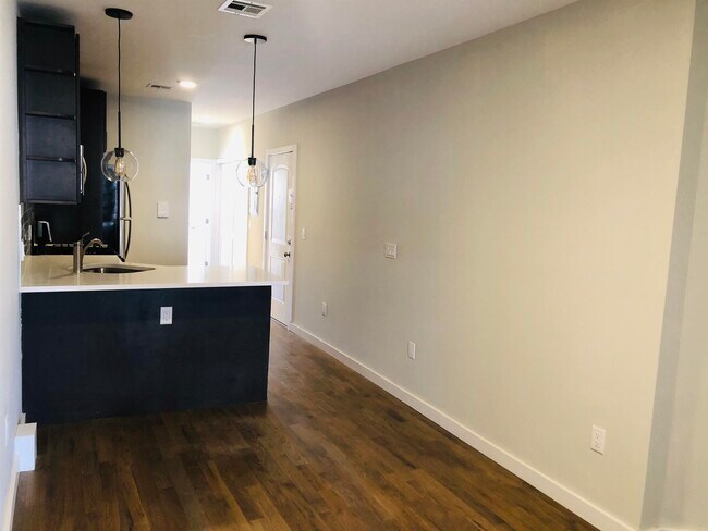 Building Photo - 347 7th St