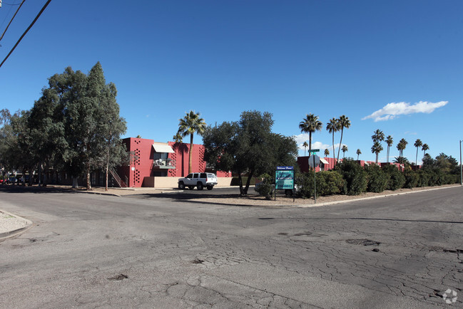 Building Photo - Royal Palms Apartments