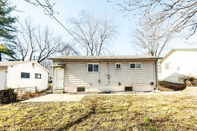 Building Photo - Comfortable 3 Bedroom 1 Bathroom Home