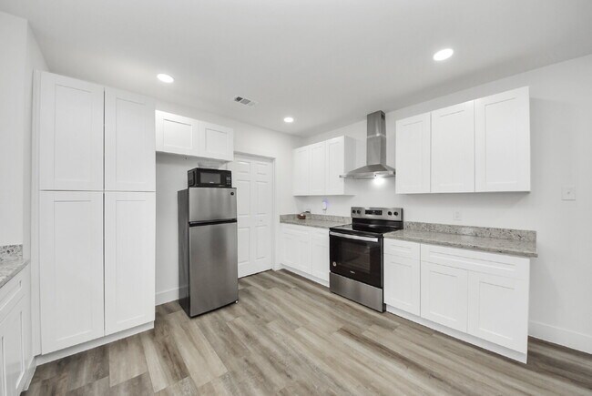 Building Photo - Historic Houston Charm with Modern Comfort Built In
