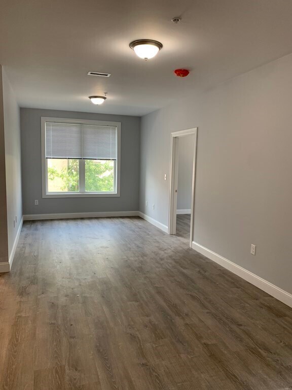 Building Photo - 599 Summer St