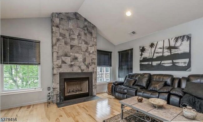 Building Photo - 115 Chariot Ct
