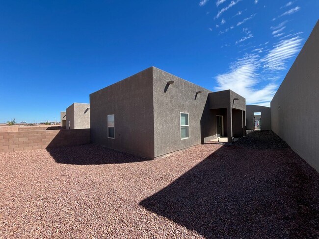 Building Photo - Modern 3 Bedroom 2 Bathroom Home In Los Lu...