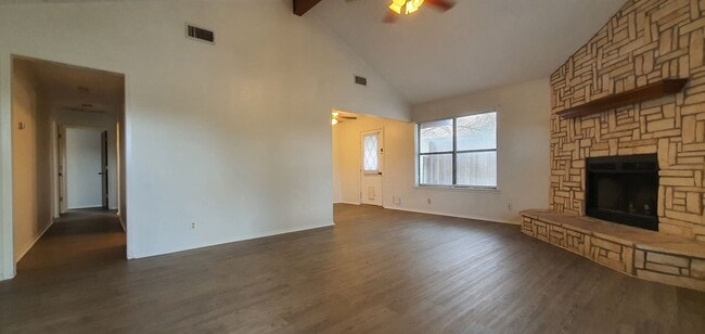 Building Photo - 2922 N Oakes St