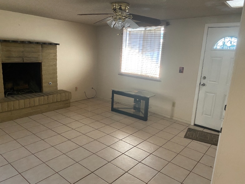 Building Photo - 1021 W Edgewater Dr