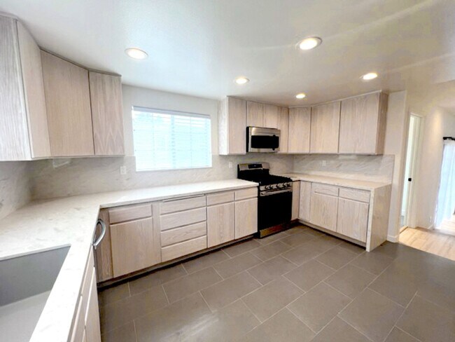 Building Photo - 4 bed 2.5 Plus bonus room in Redondo Beach.