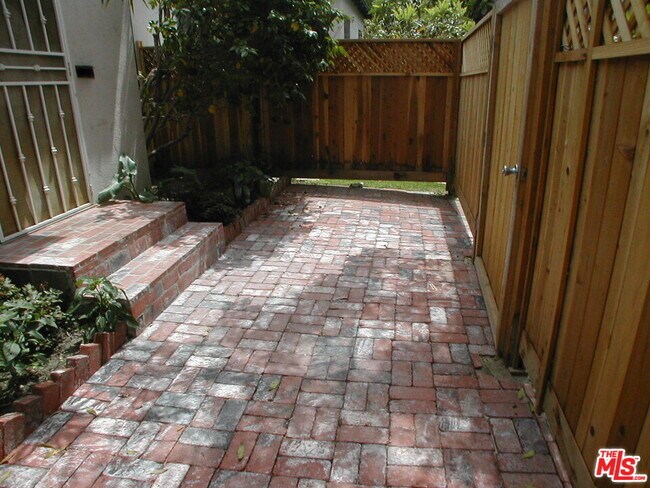 Primary Photo - 1444 Yale St