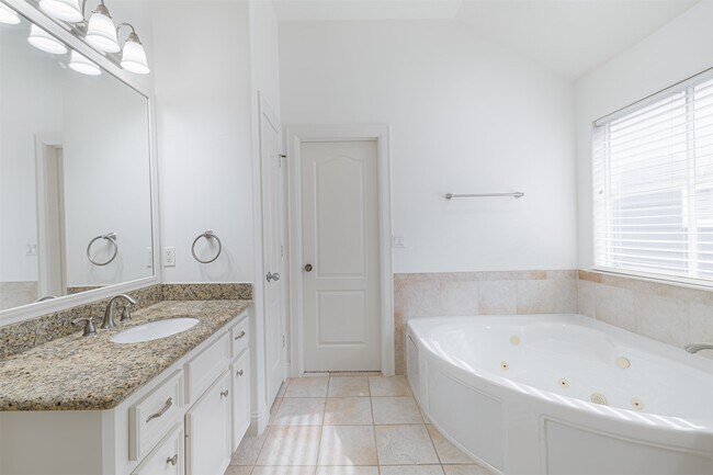 Building Photo - 702 Asbury St