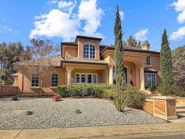 Building Photo - 1526 Hillview Dr