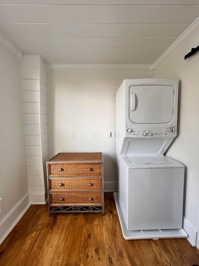 Building Photo - Modern Townhome 2bd/1ba