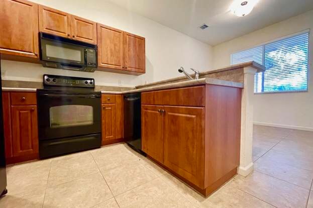 Building Photo - 2563 Stockbridge Square SW