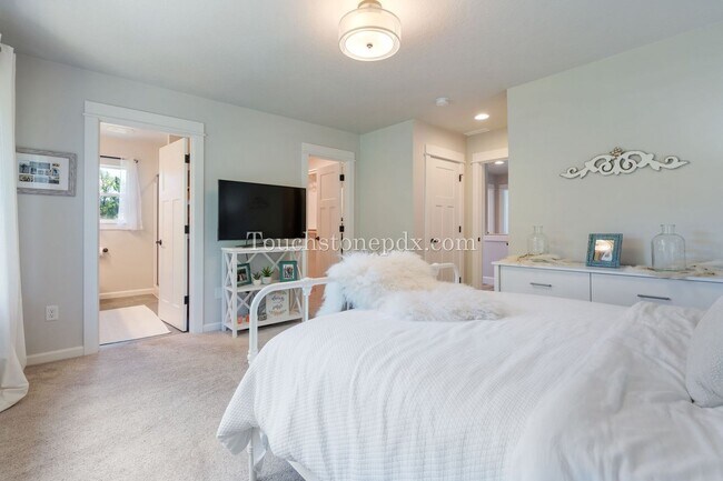Building Photo - Luxurious 4 Bed/3.5 Bath Residence - Your ...