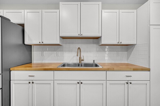 Building Photo - Comfortable Living with Modern Upgrades in Prime Goose Creek Location