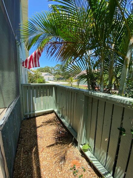 Building Photo - 1781 SE Linpark Ct