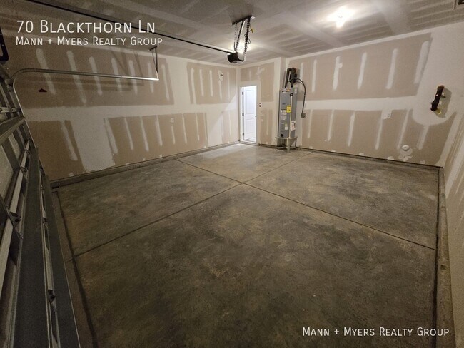 Building Photo - 70 Blackthorn Ln