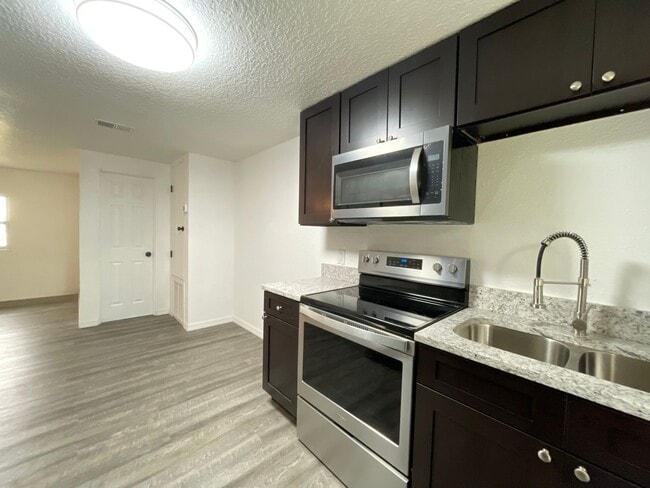 Building Photo - Newly Renovated 2/1 Duplex in Lake Helen FL!