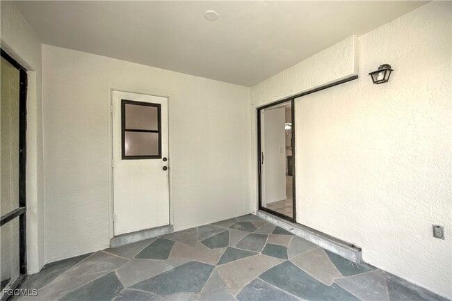 Building Photo - 1402 SW 1st Ave