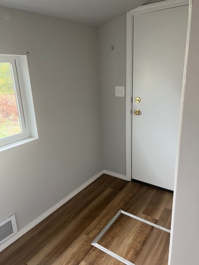 Building Photo - "PENDING APPLICATION" Charming 1 Bed/ 1 Bath Home with Large Yard