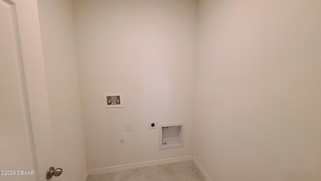 Building Photo - 550 Armoyan Wy