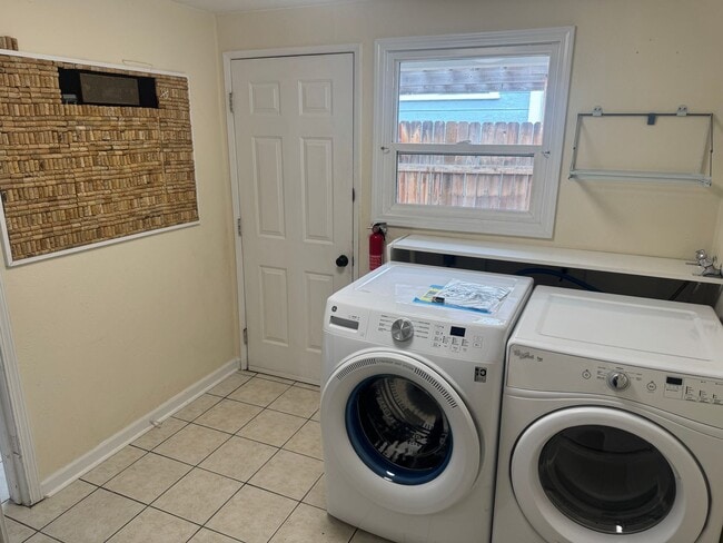 Building Photo - Spacious Home with Great Location