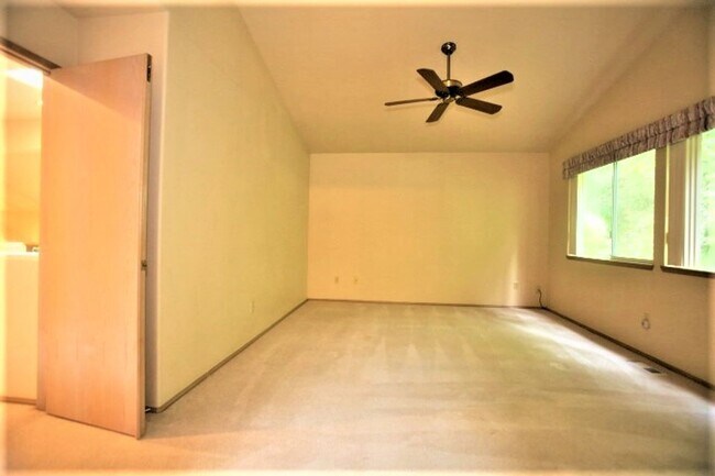 Building Photo - Beautiful 2 Story 3 Bed 2.5 Bath in Sammamish