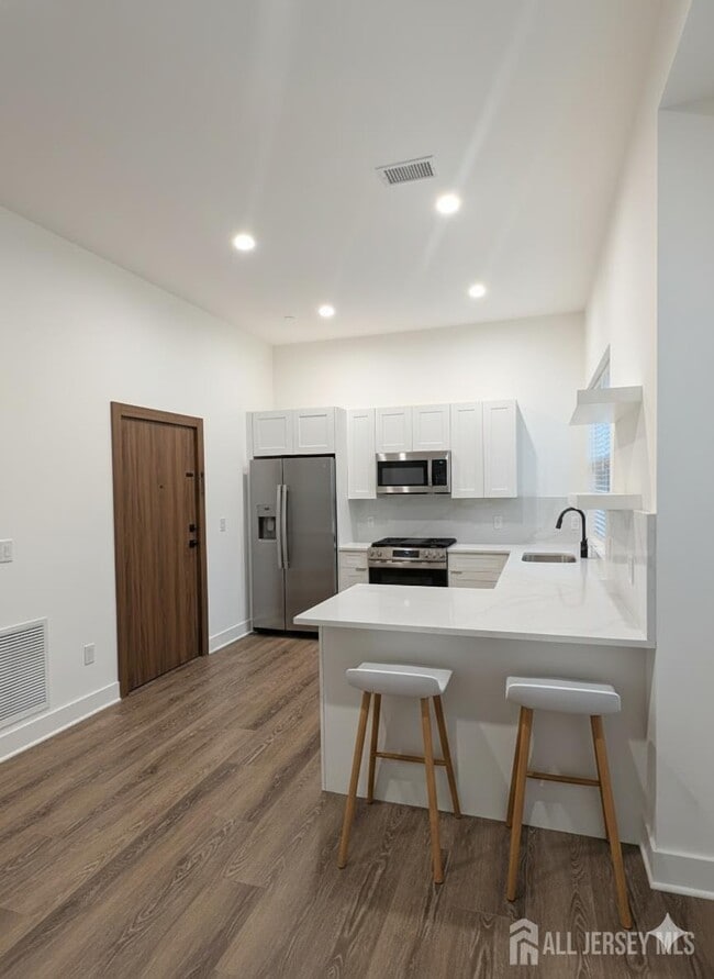 Building Photo - 581 Middlesex Ave