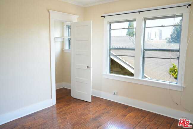Building Photo - 1353 W 49th St