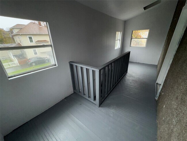 Building Photo - 28 Emma St