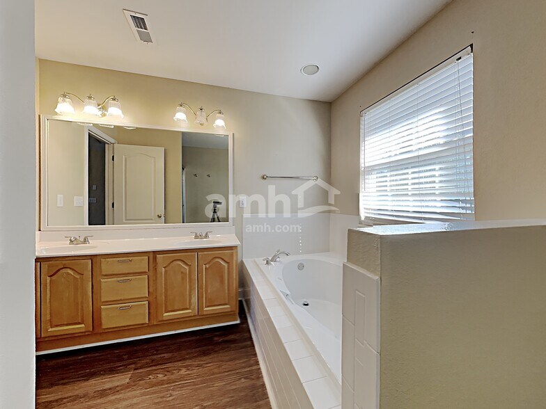 Building Photo - 5826 Matalin Ln
