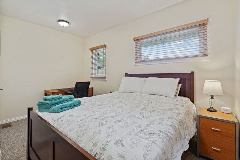 Building Photo - 1086 S Lk St