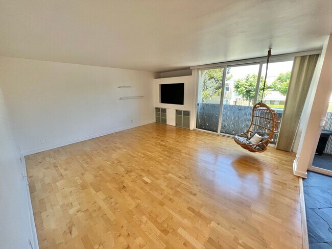 Building Photo - Modern 2 bedroom Gem Near Bixby Park | Private Balcony & Secured Parking