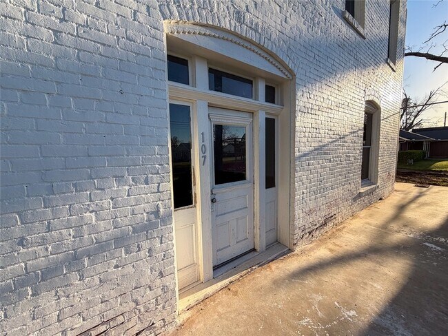 Building Photo - 107 E Stone St