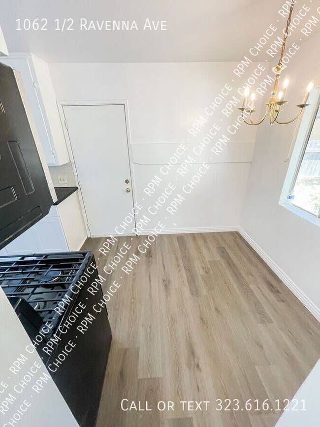 Building Photo - 1062 1/2 Ravenna Ave-